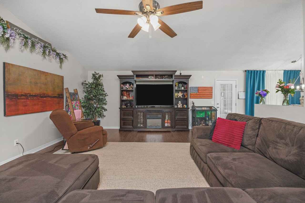 1915 Waxwing Dr - Photo 3 of 33