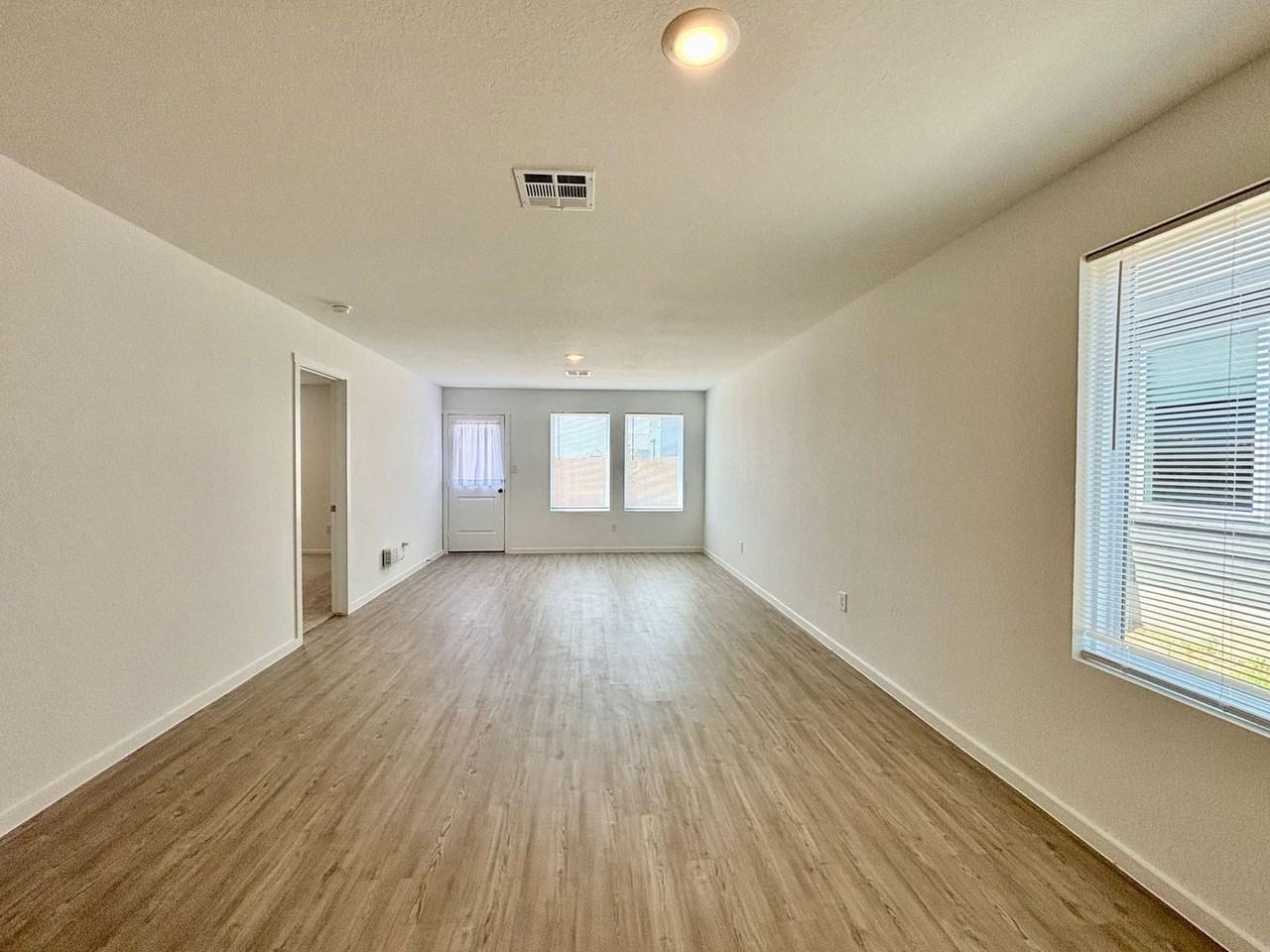 12931 Kathleen St - Photo 3 of 21