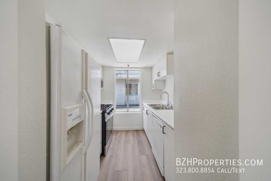 870 Crenshaw - Photo 3 of 16