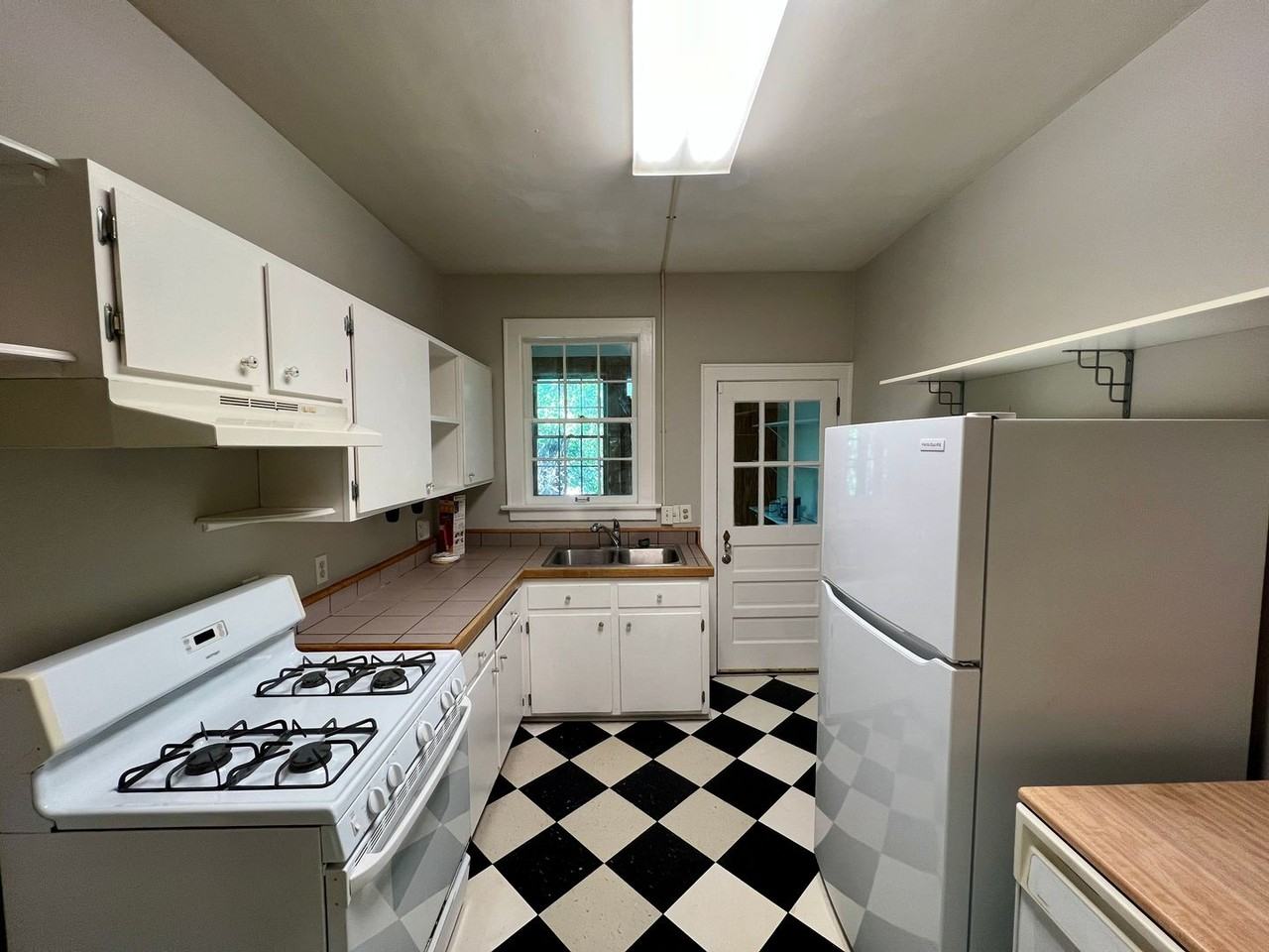 1501 Fairview Dr - Photo 7 of 24