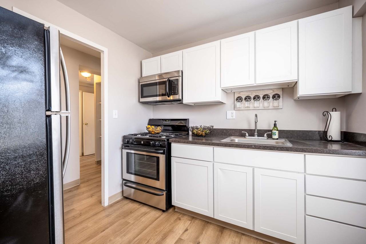 Rugby Square Apartments - Photo 3 of 17