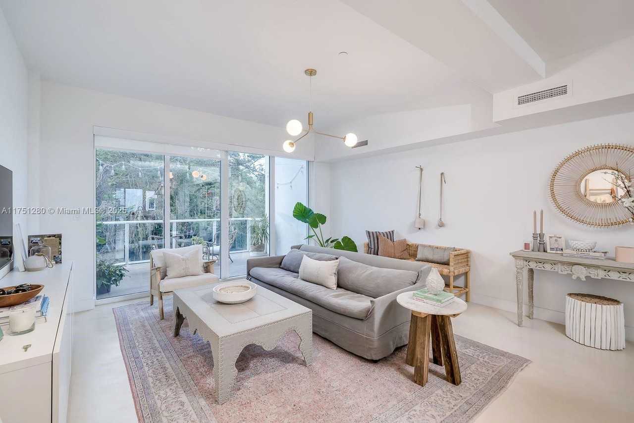 455 Ne 39th St #204 - Photo 2 of 8