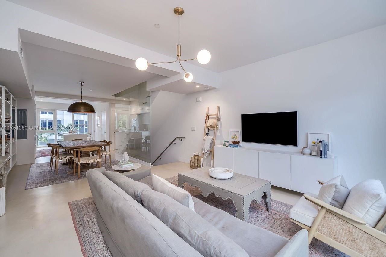 455 Ne 39th St #204 - Photo 5 of 8