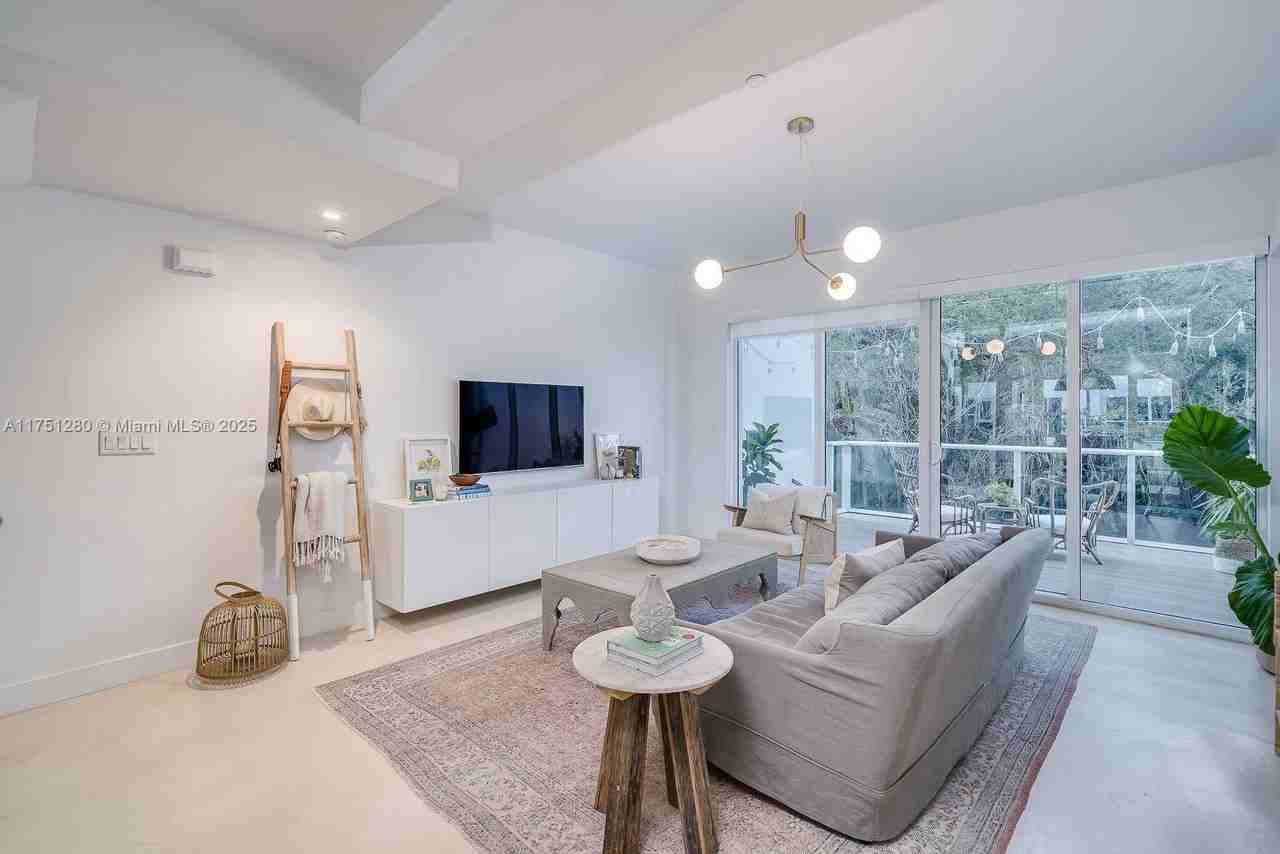 455 Ne 39th St #204 - Photo 6 of 8