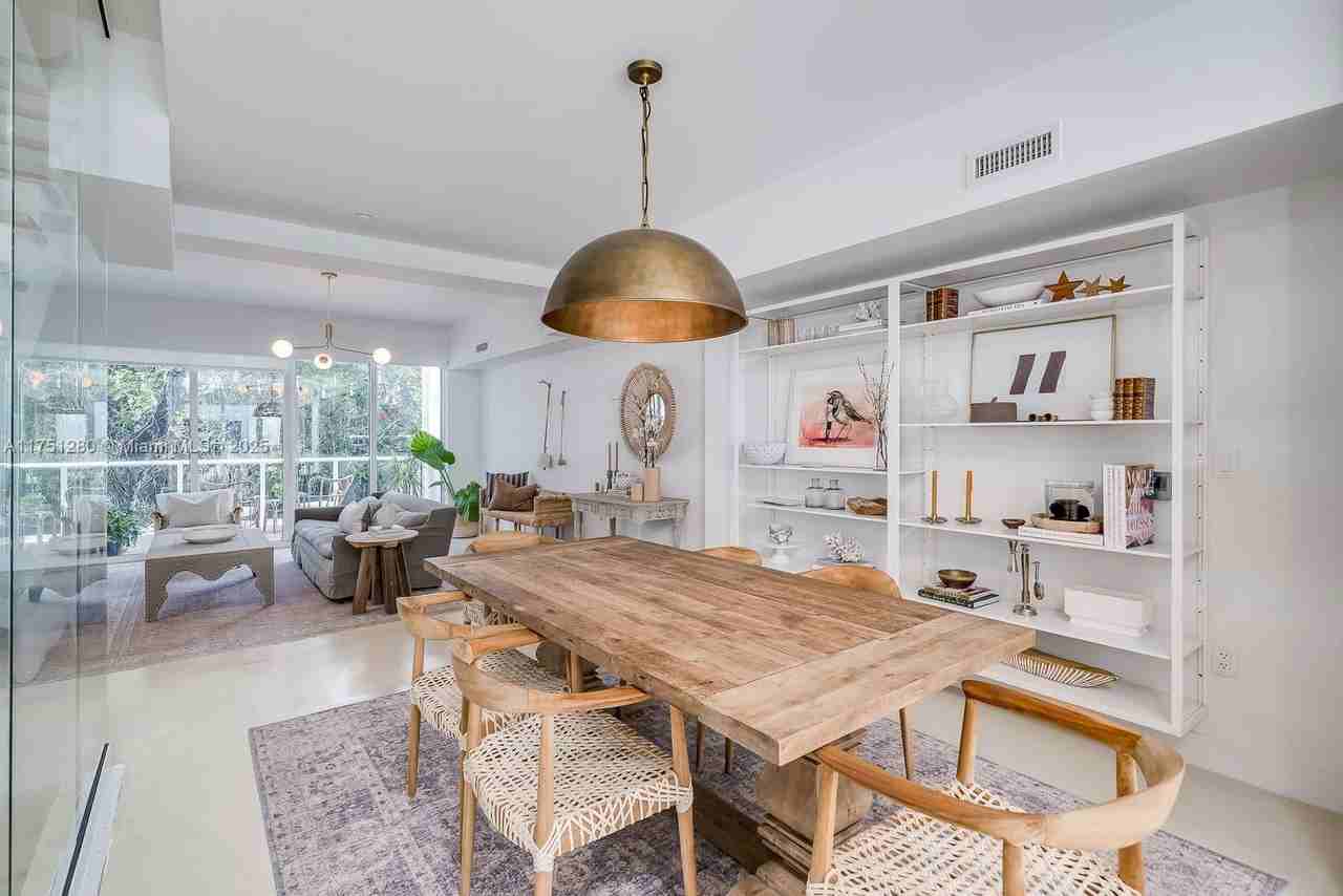 455 Ne 39th St #204 - Photo 7 of 8