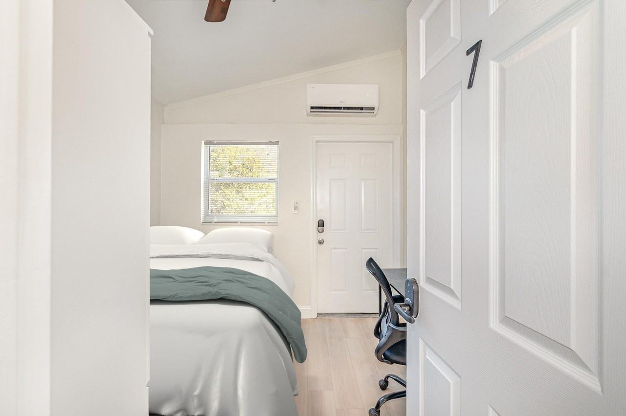 Scarsdale Manor Ln - Photo 5 of 10