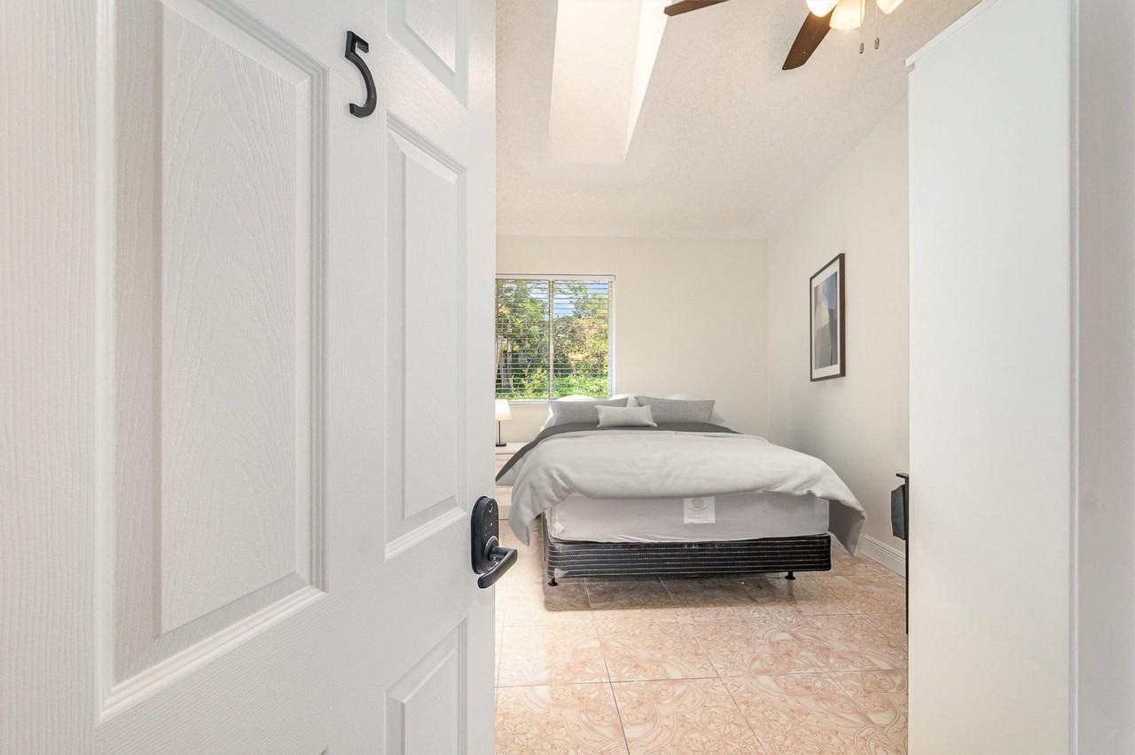 Scarsdale Manor Ln - Photo 3 of 4