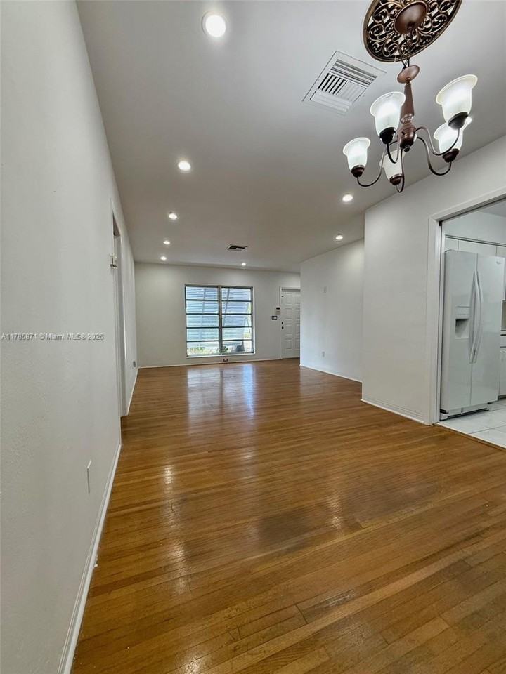 8670 Sw 28th St - Photo 3 of 8