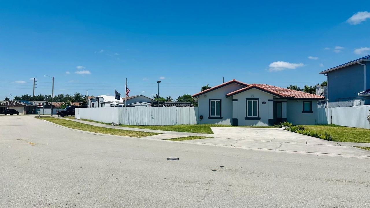 28104 Sw 135th Ave - Photo 2 of 8
