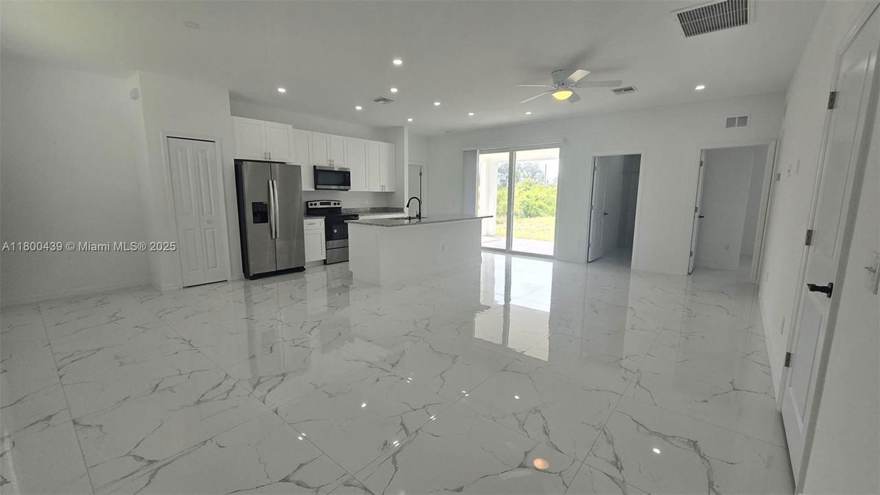 2809 64th St W - Photo 3 of 8