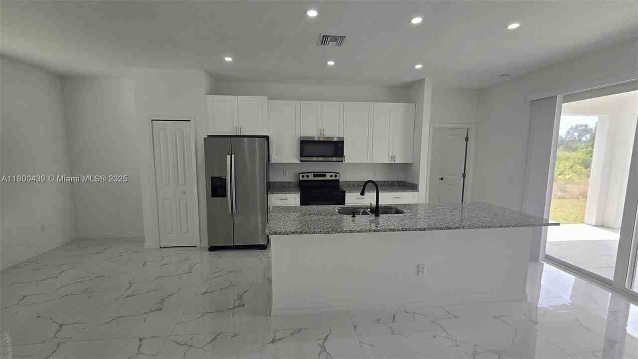 2809 64th St W - Photo 4 of 8