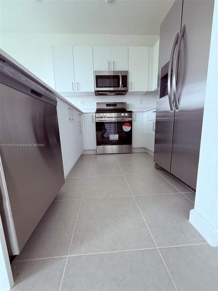 692 Se 13th Ct - Photo 2 of 8