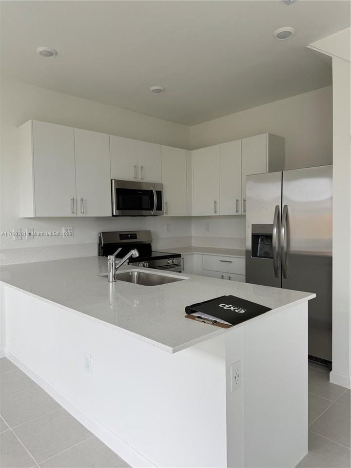 692 Se 13th Ct - Photo 3 of 8