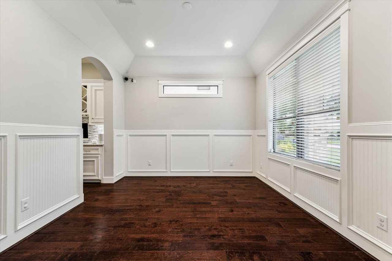 1244 Overhill St - Photo 5 of 30