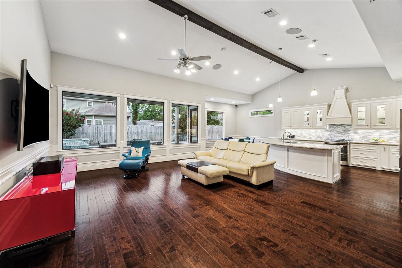 1244 Overhill St - Photo 6 of 30