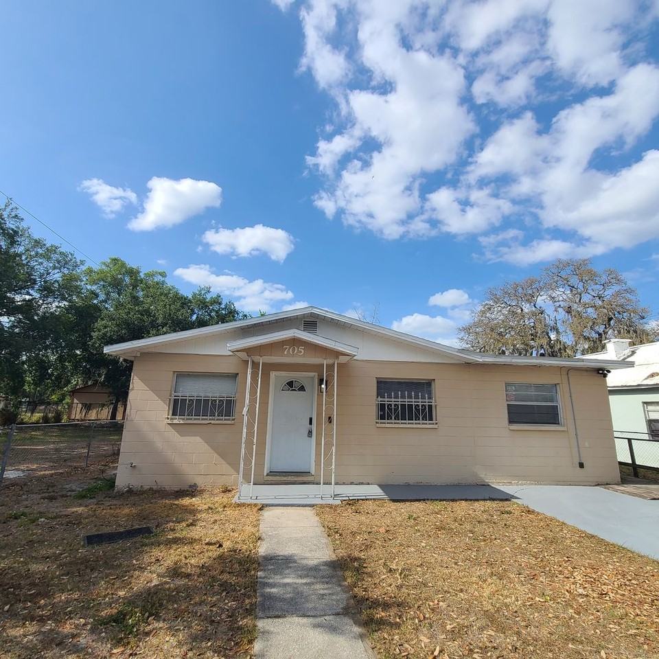 705 W 2nd St - Photo 3 of 44