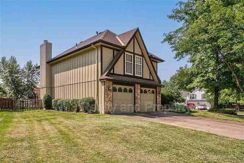 3521 Remington Ln - Photo 4 of 32