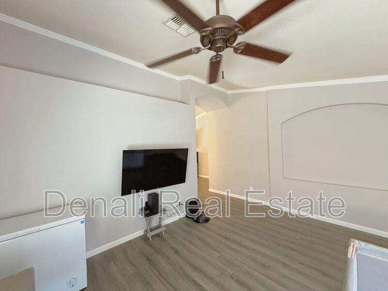 8403 W Dreyfus Dr - Photo 3 of 27