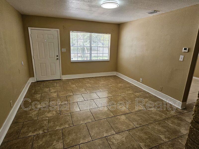 2221 E Annie St - Photo 4 of 25