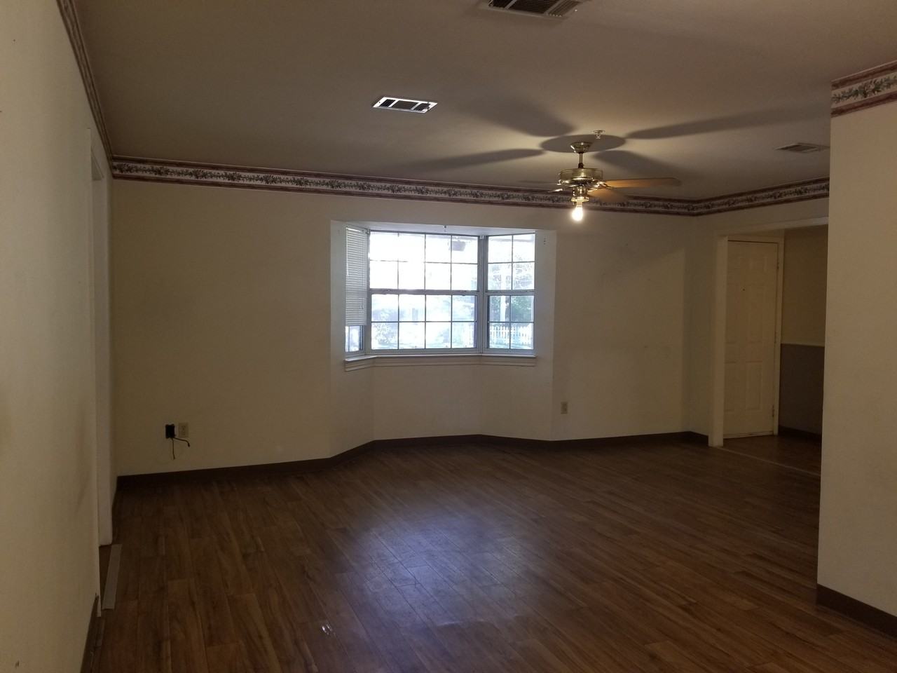 1006 S Raguet St - Photo 3 of 11