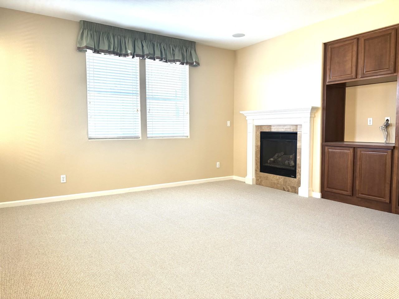 1363 Sycamore Ave #NA - Photo 3 of 31