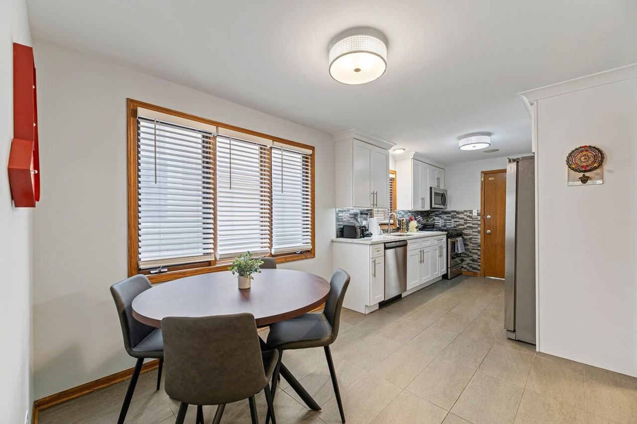 2034 W Berteau Ave #1229889P - Photo 4 of 16