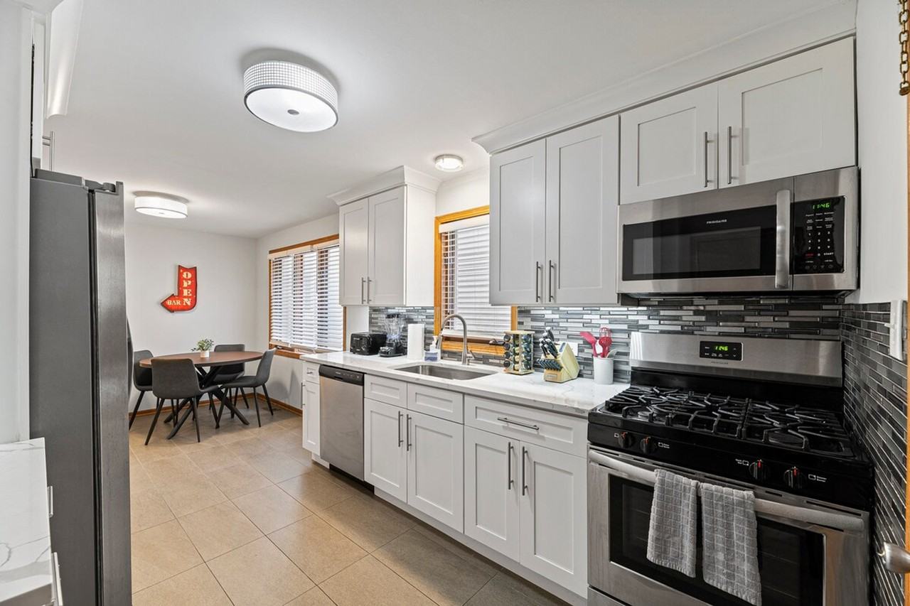 2034 W Berteau Ave #1229889P - Photo 5 of 16