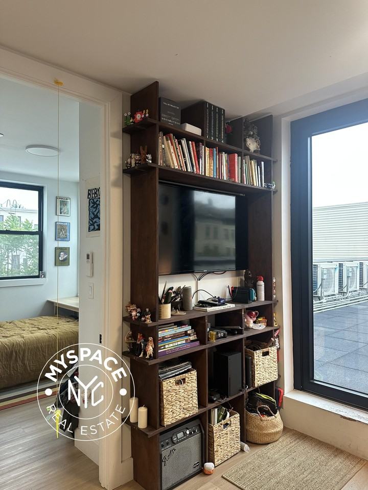 585 Knickerbocker Ave #2b - Photo 3 of 16