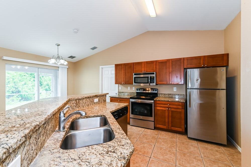 737 Almelia St E - Photo 7 of 15