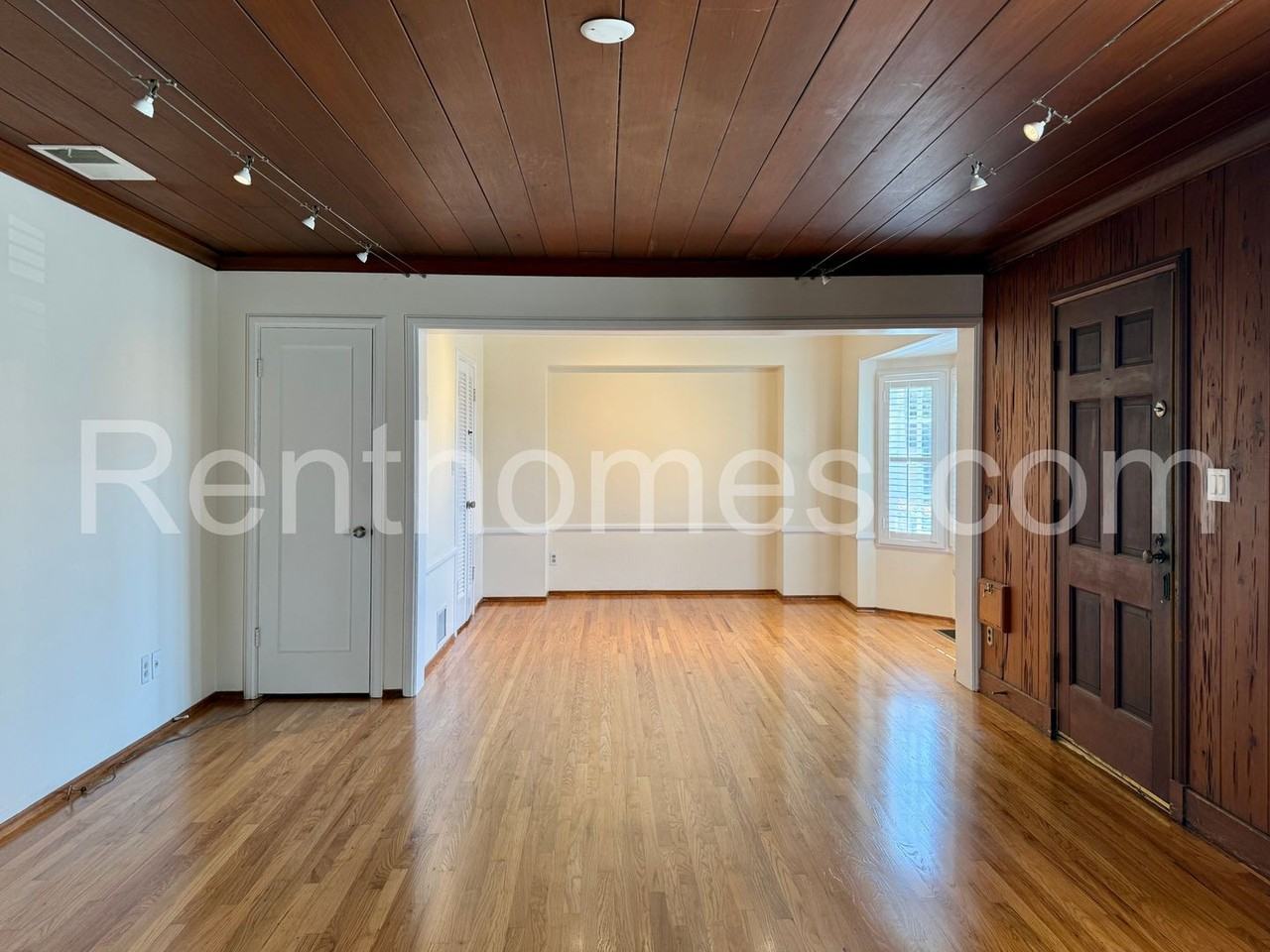 2676 Narcissus Dr - Photo 3 of 28