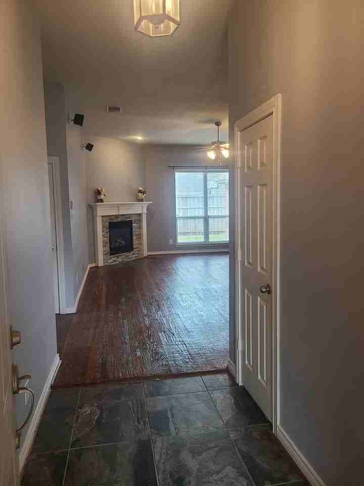 8006 Amesbury Ln - Photo 2 of 31