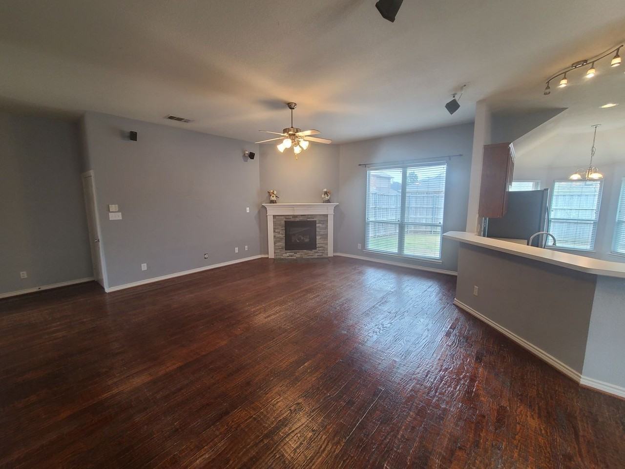 8006 Amesbury Ln - Photo 4 of 31