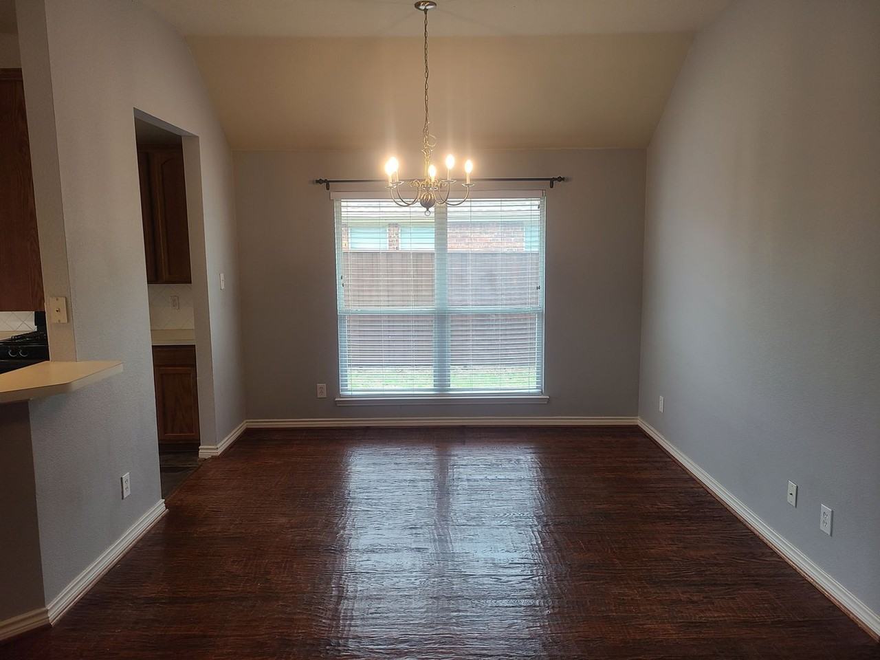 8006 Amesbury Ln - Photo 6 of 31