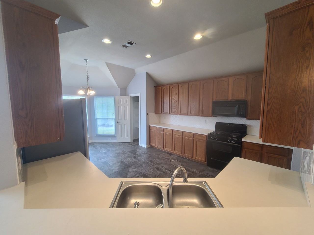 8006 Amesbury Ln - Photo 7 of 31