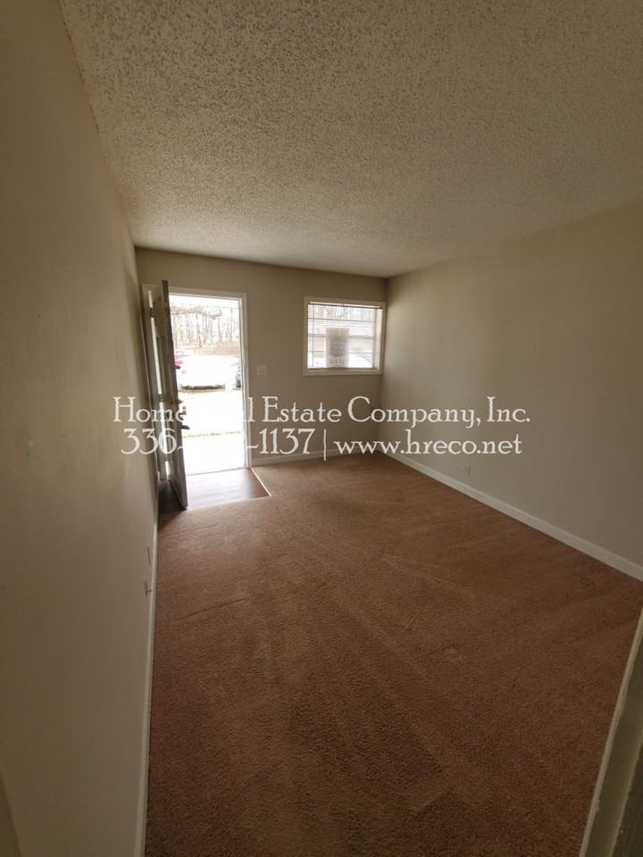 135 E Wall St #4 - Photo 3 of 6