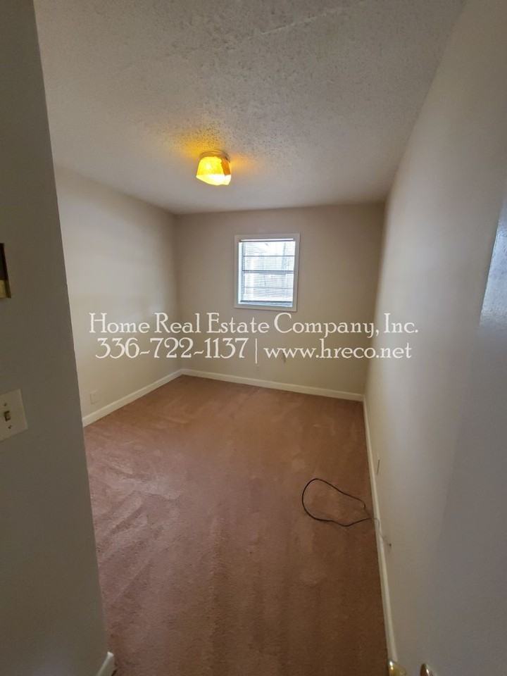 135 E Wall St #4 - Photo 4 of 6
