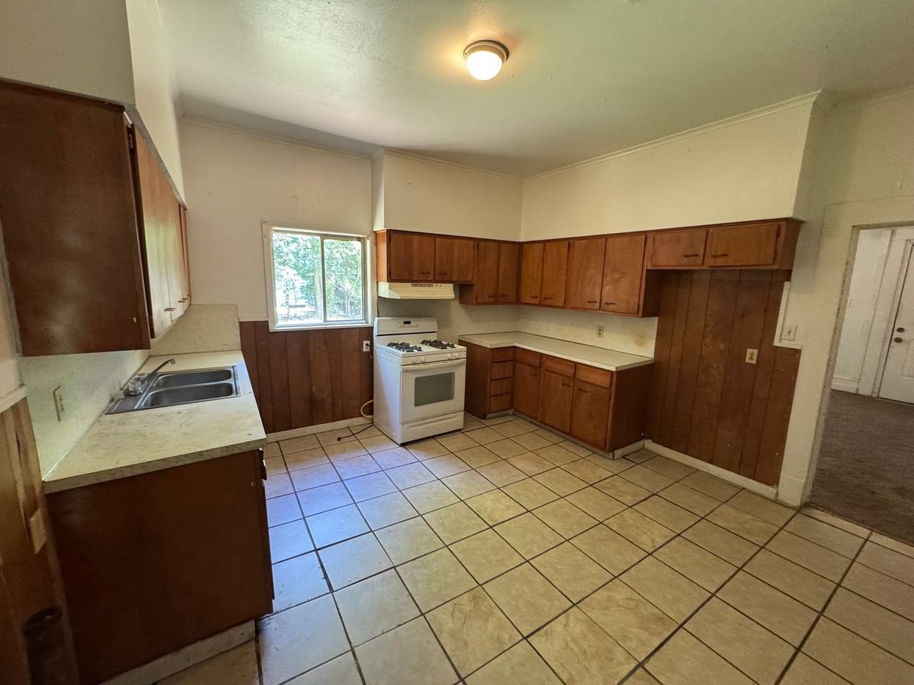 2516 Dupont St - Photo 4 of 11