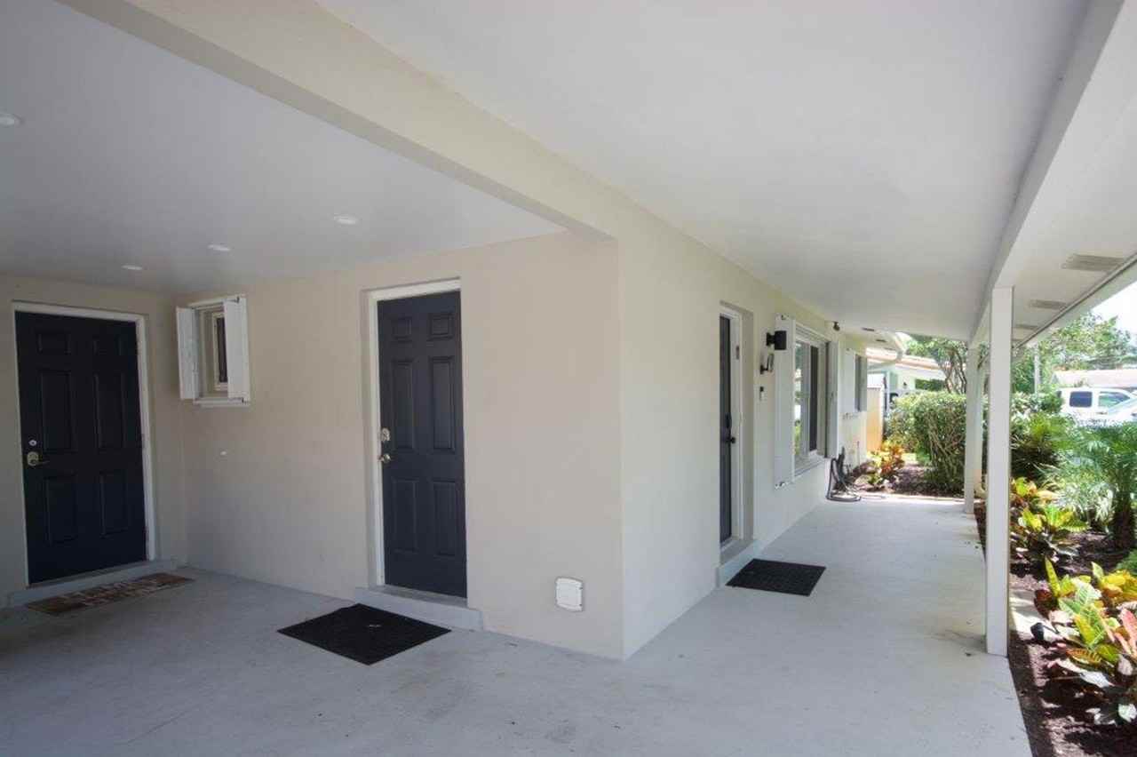 429 Southeast 2nd Court - Photo 3 of 33