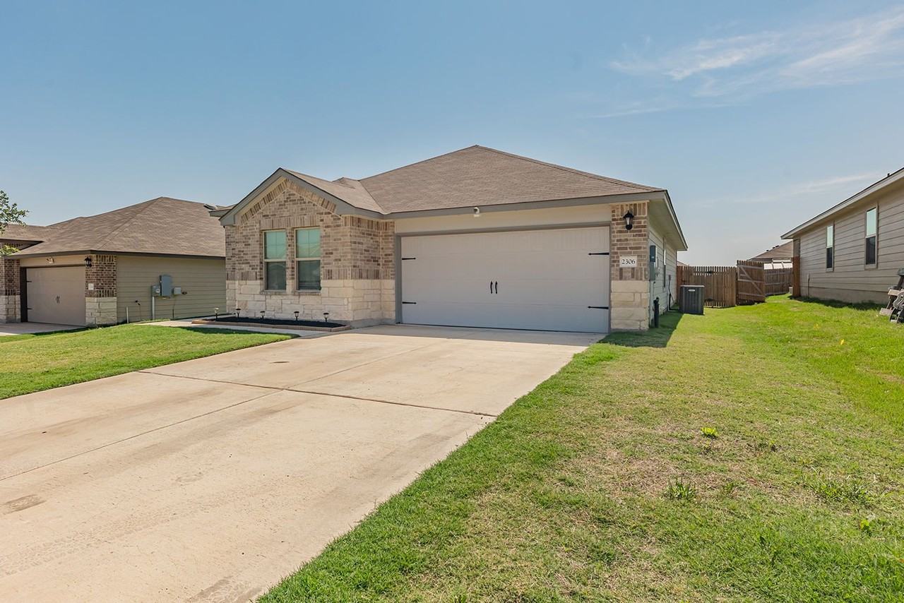 2306 Aylesbury Dr - Photo 3 of 30