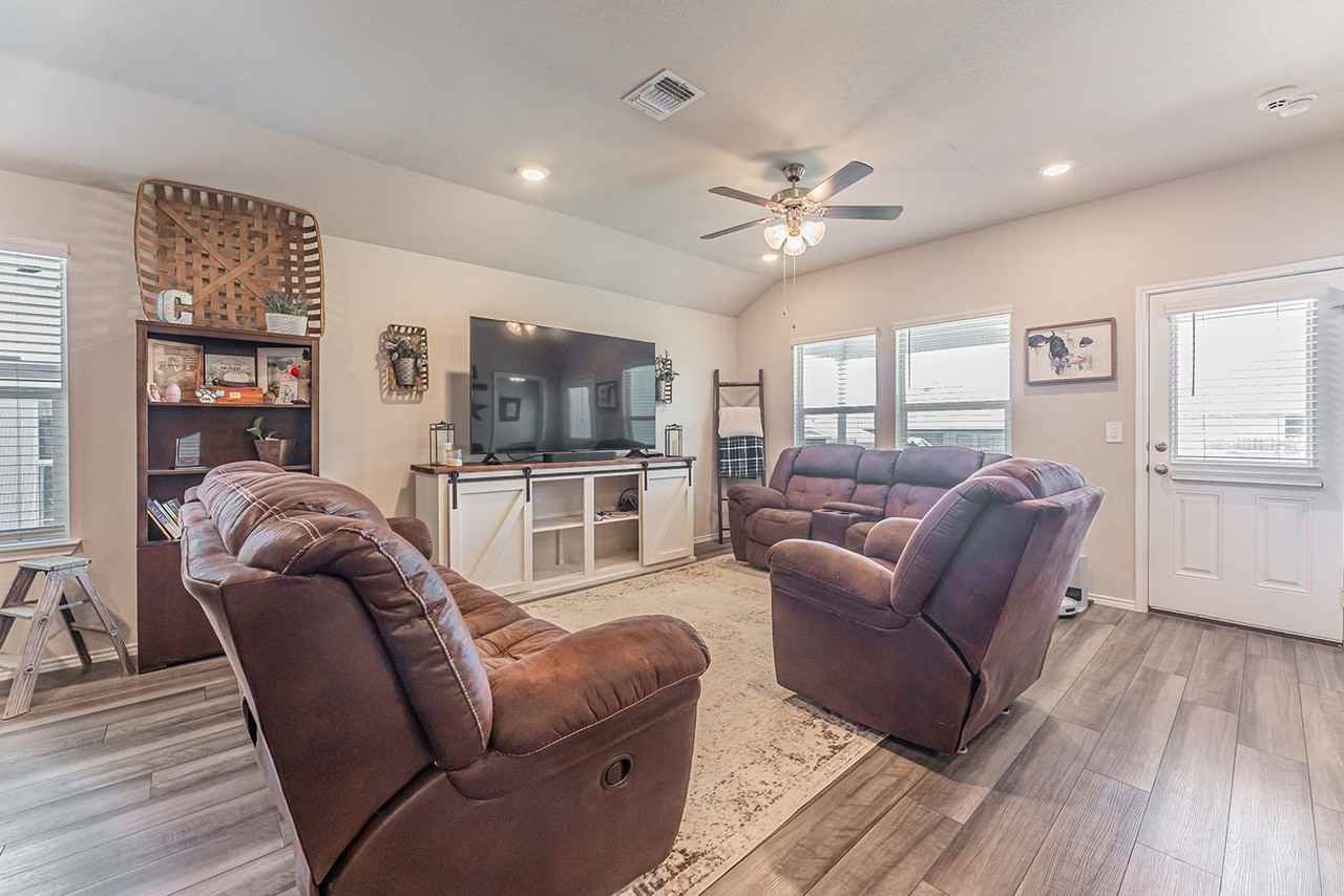 2306 Aylesbury Dr - Photo 6 of 30