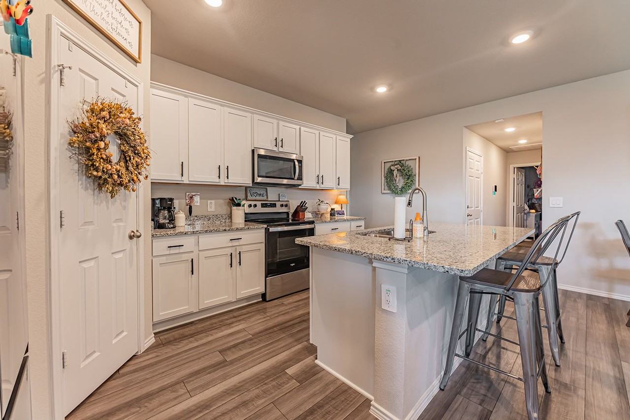 2306 Aylesbury Dr - Photo 7 of 30