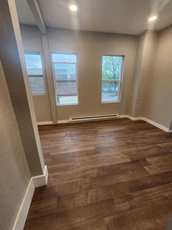 56th,W.3233 - Photo 2 of 15