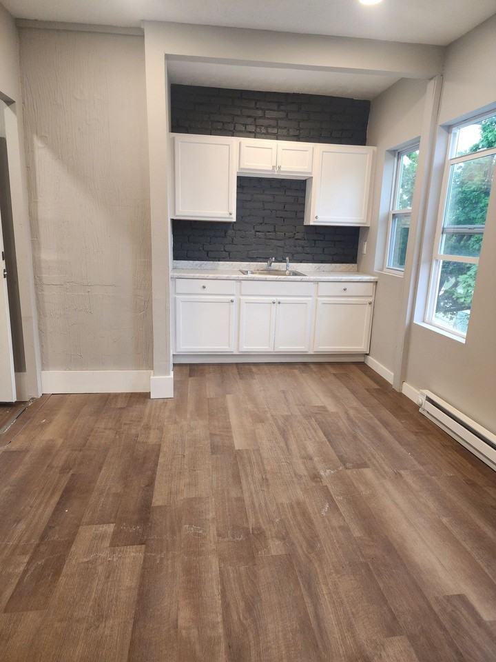 56th,W.3233 - Photo 3 of 15