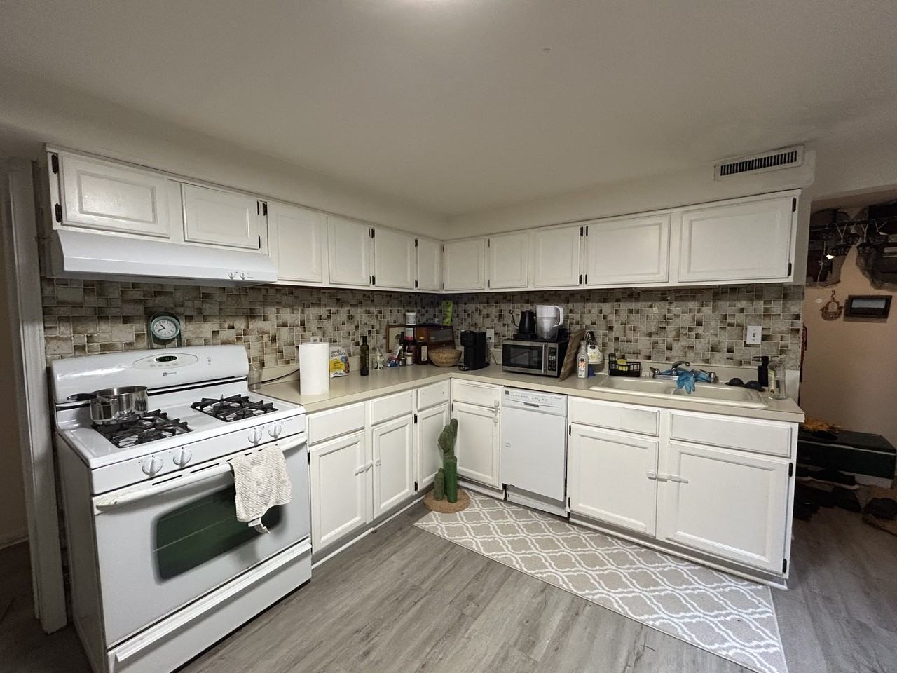 3144 N Southport Ave #CH1 - Photo 2 of 10