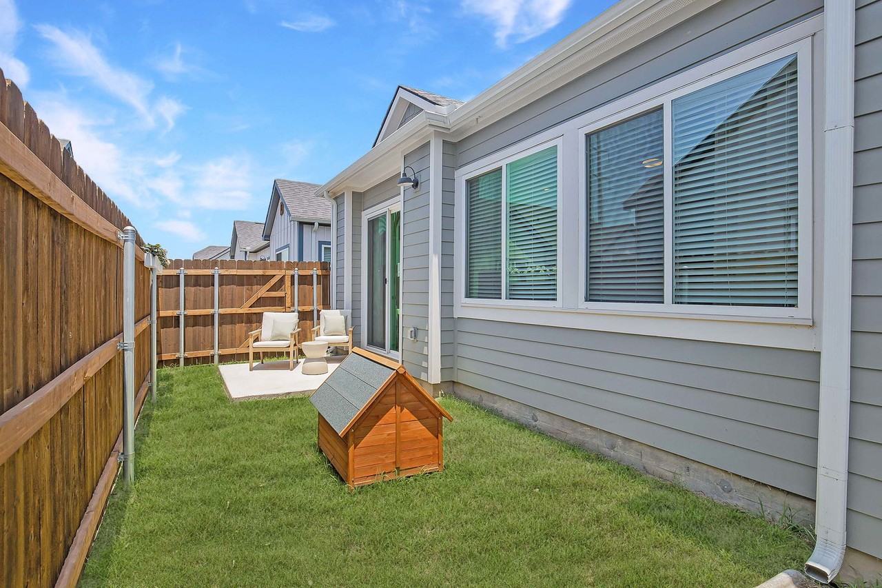 5553 Lockhart Ln - Photo 3 of 8