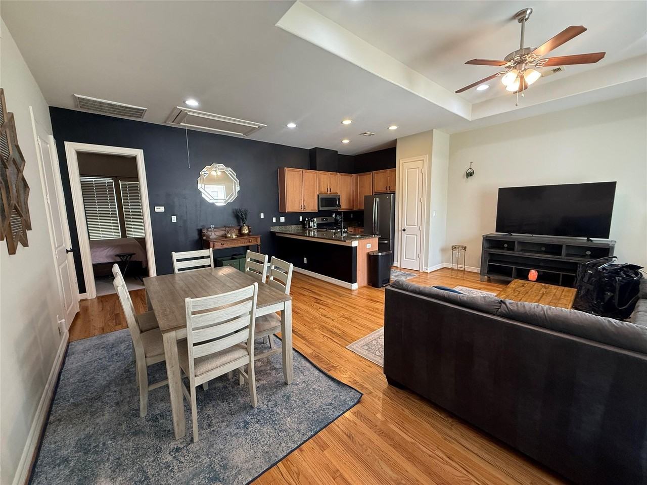 3813 Centerplaza Dr - Photo 2 of 25