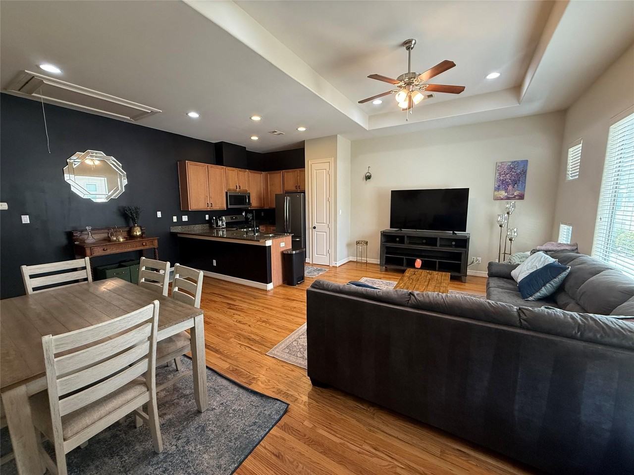 3813 Centerplaza Dr - Photo 3 of 25