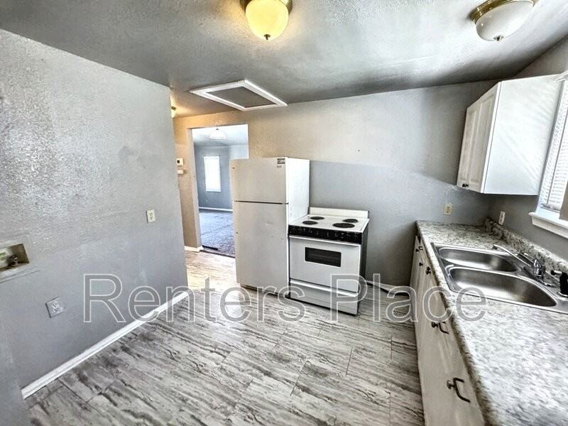 513 E 8th St - Photo 2 of 8