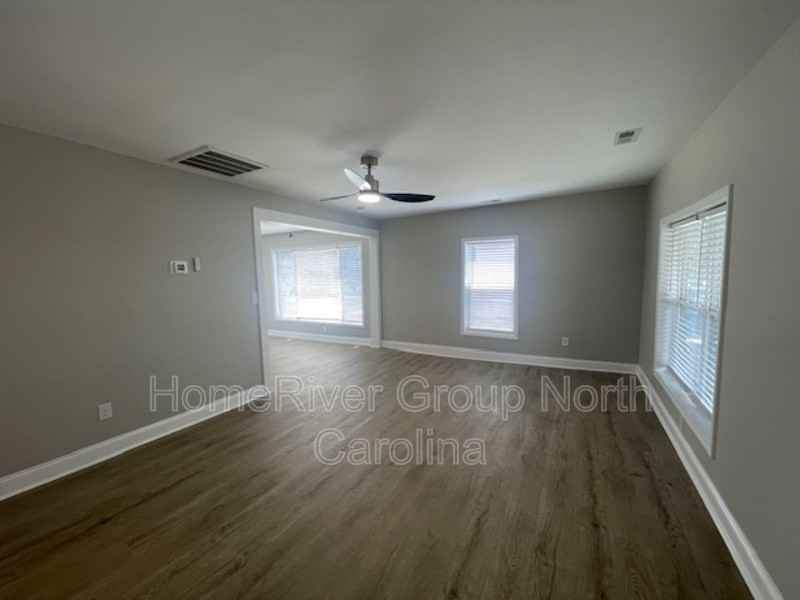 209 N Davis Ave - Photo 3 of 19