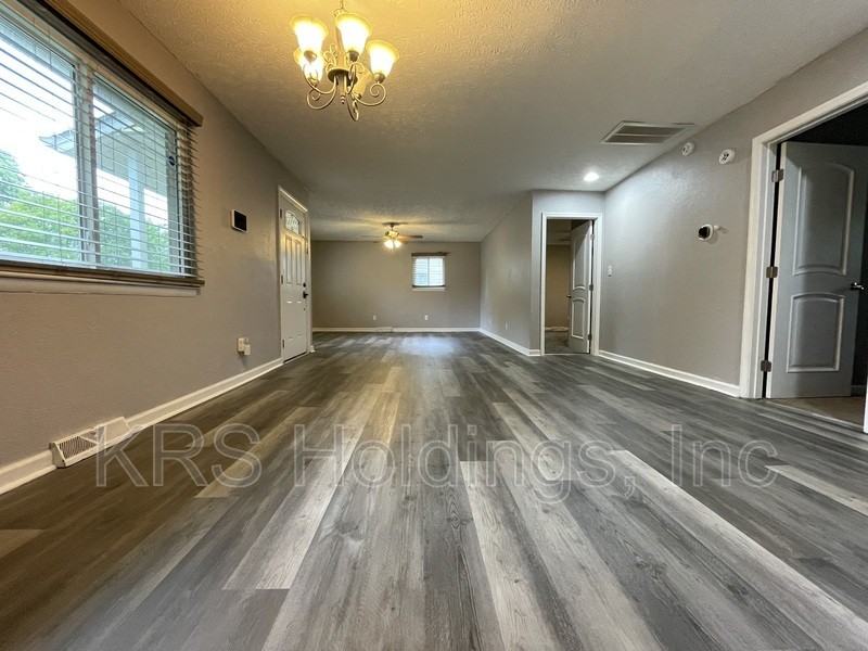 9 Kingslee Ln - Photo 2 of 21